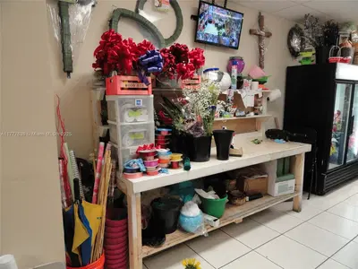 Turnkey Flower Shop with Excellent Visibility