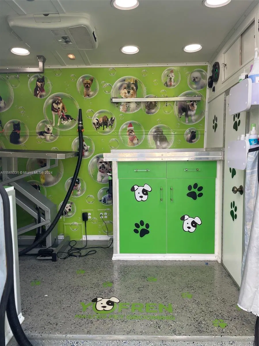 Thriving Mobile Pet Grooming Business with Established Routes