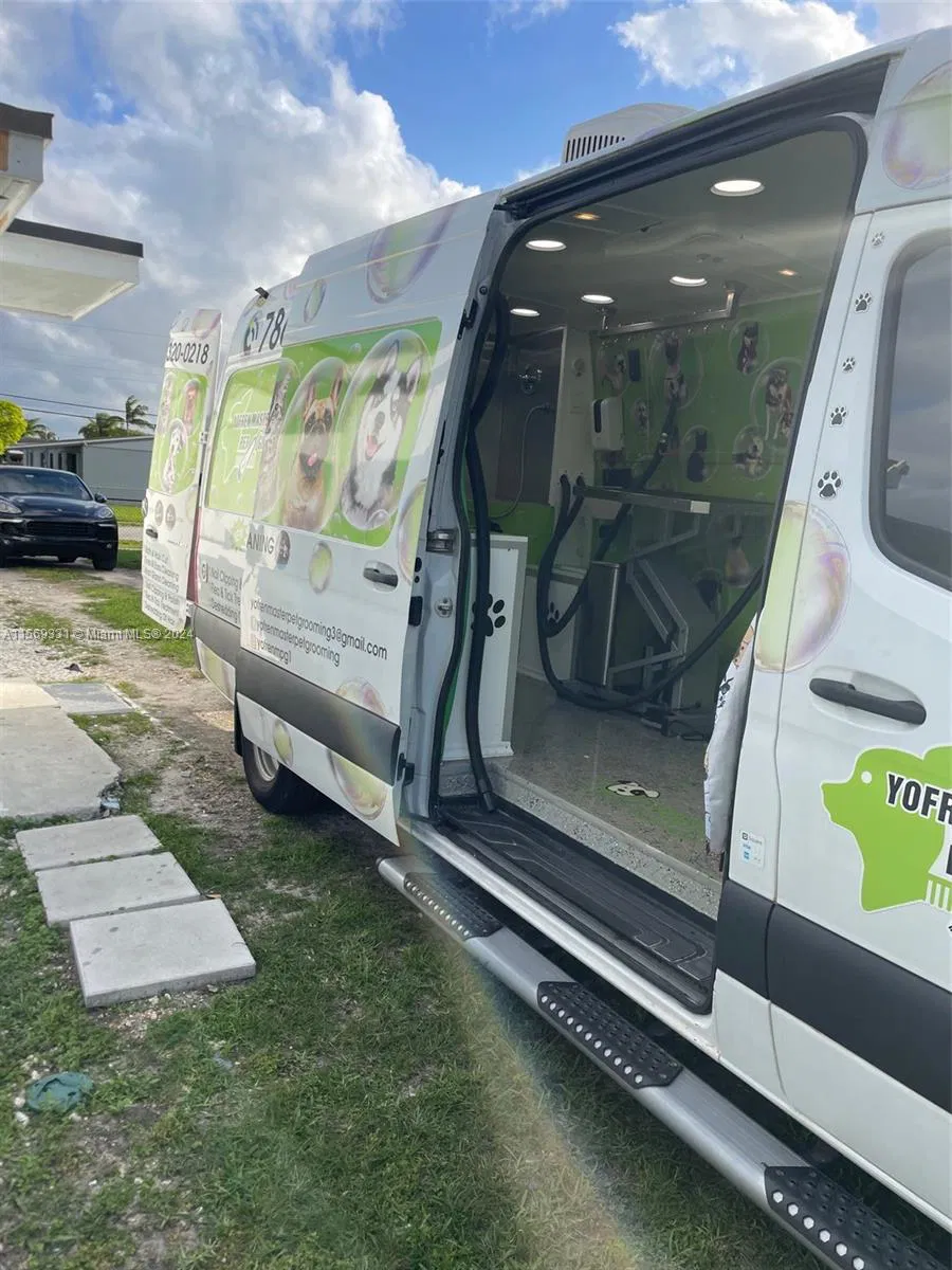 Thriving Mobile Pet Grooming Business with Established Routes