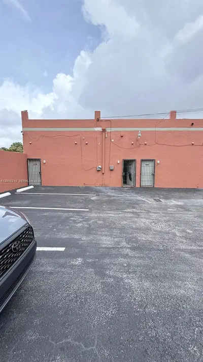 Established Shipping and Money Transfer Service with Loyal Customer Base