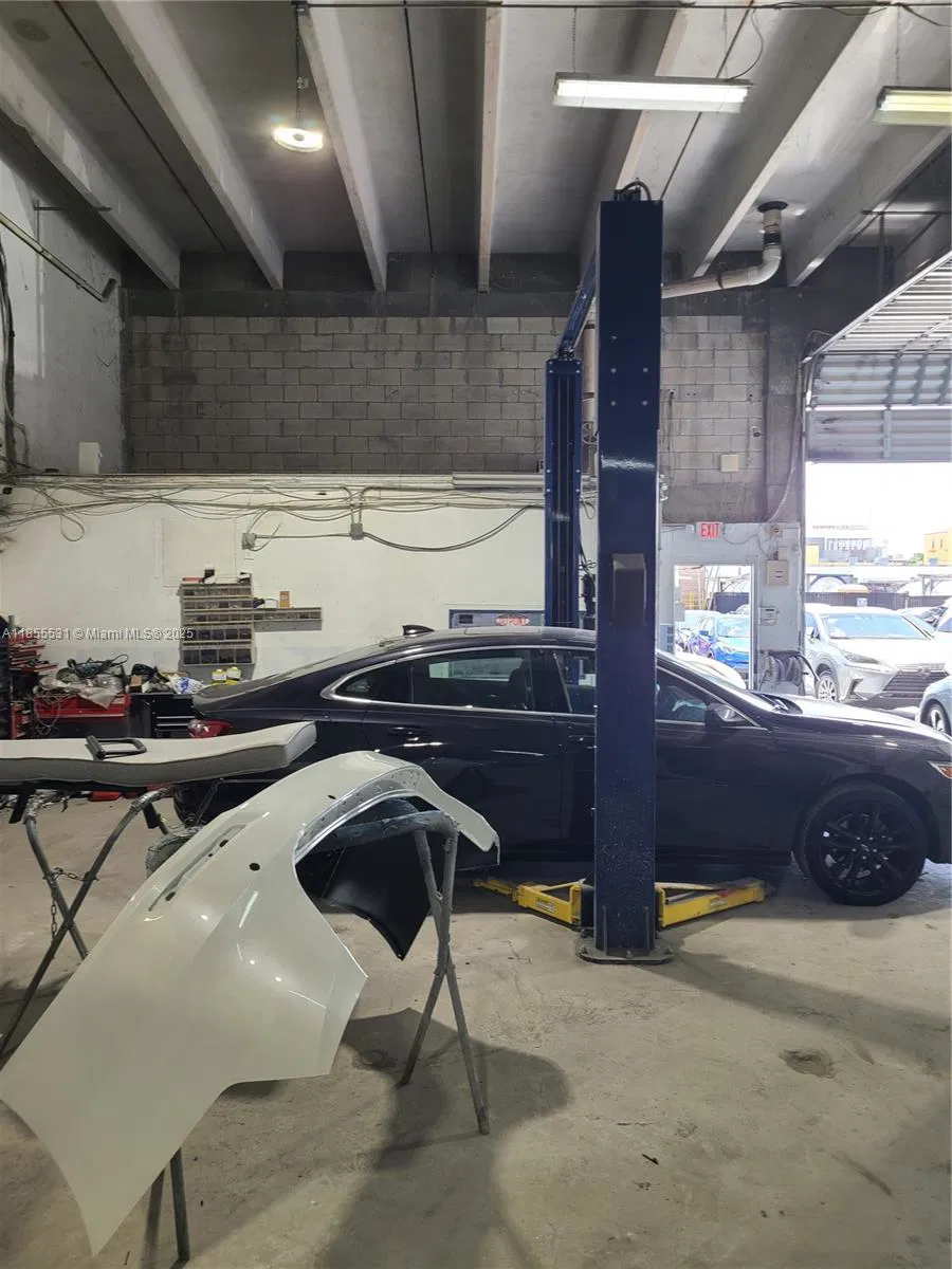 Established Auto Body Shop with Turnkey Operations