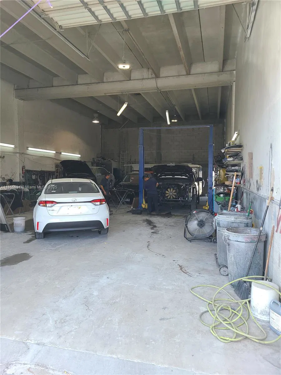 Established Auto Body Shop with Turnkey Operations