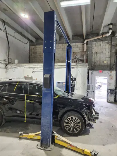 Established Auto Body Shop with Turnkey Operations