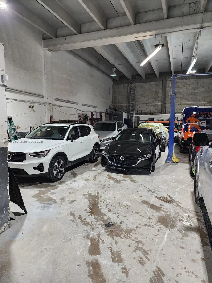 Established Auto Body Shop with Turnkey Operations