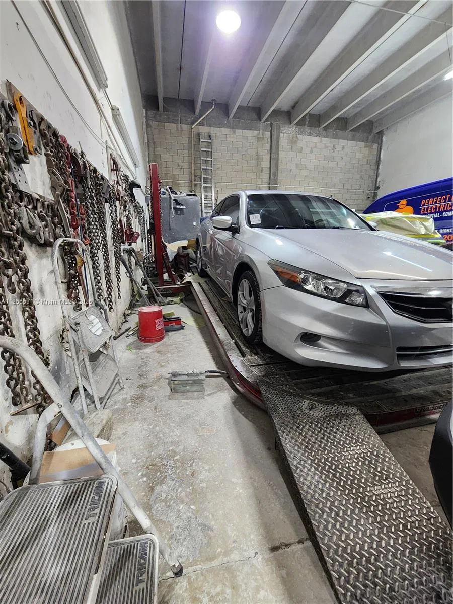Established Auto Body Shop with Turnkey Operations