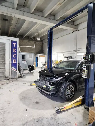 Established Auto Body Shop with Turnkey Operations