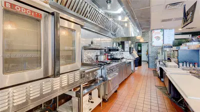 Prime Restaurant Space in High Traffic Retail Center