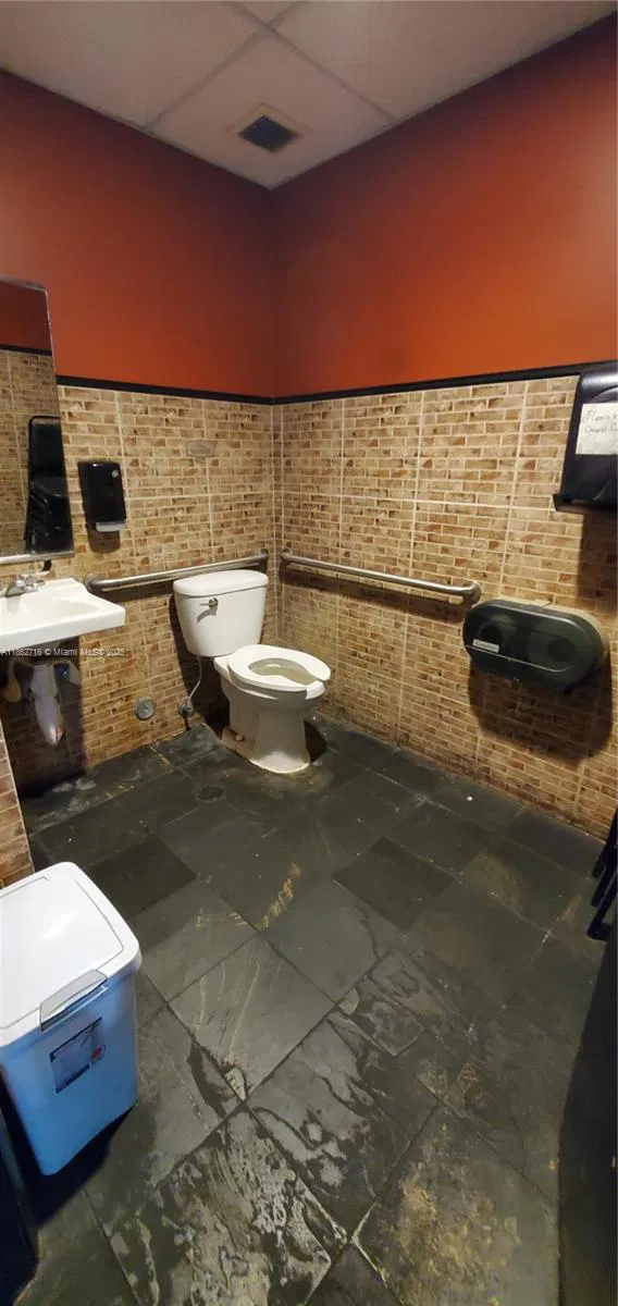 Turnkey Pizza Restaurant with Strong Customer Reviews