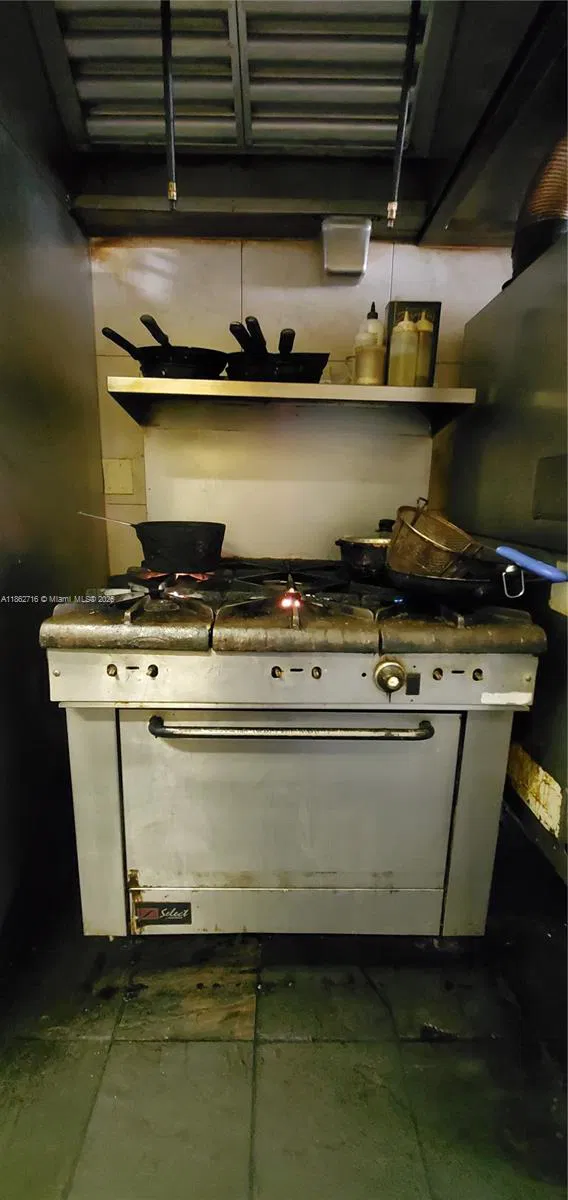 Turnkey Pizza Restaurant with Strong Customer Reviews