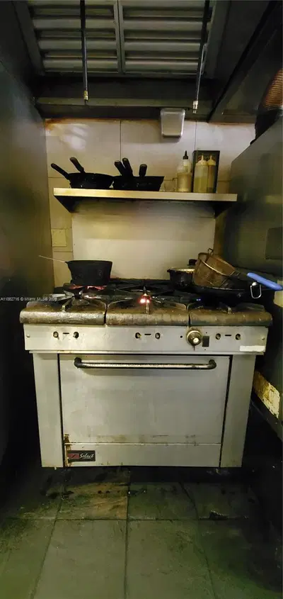 Turnkey Pizza Restaurant with Strong Customer Reviews