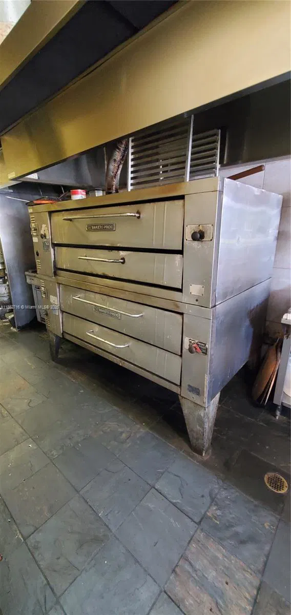 Turnkey Pizza Restaurant with Strong Customer Reviews