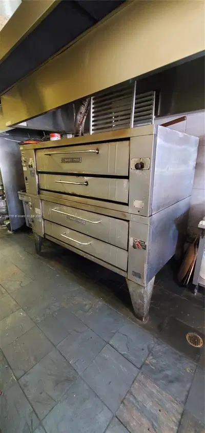 Turnkey Pizza Restaurant with Strong Customer Reviews