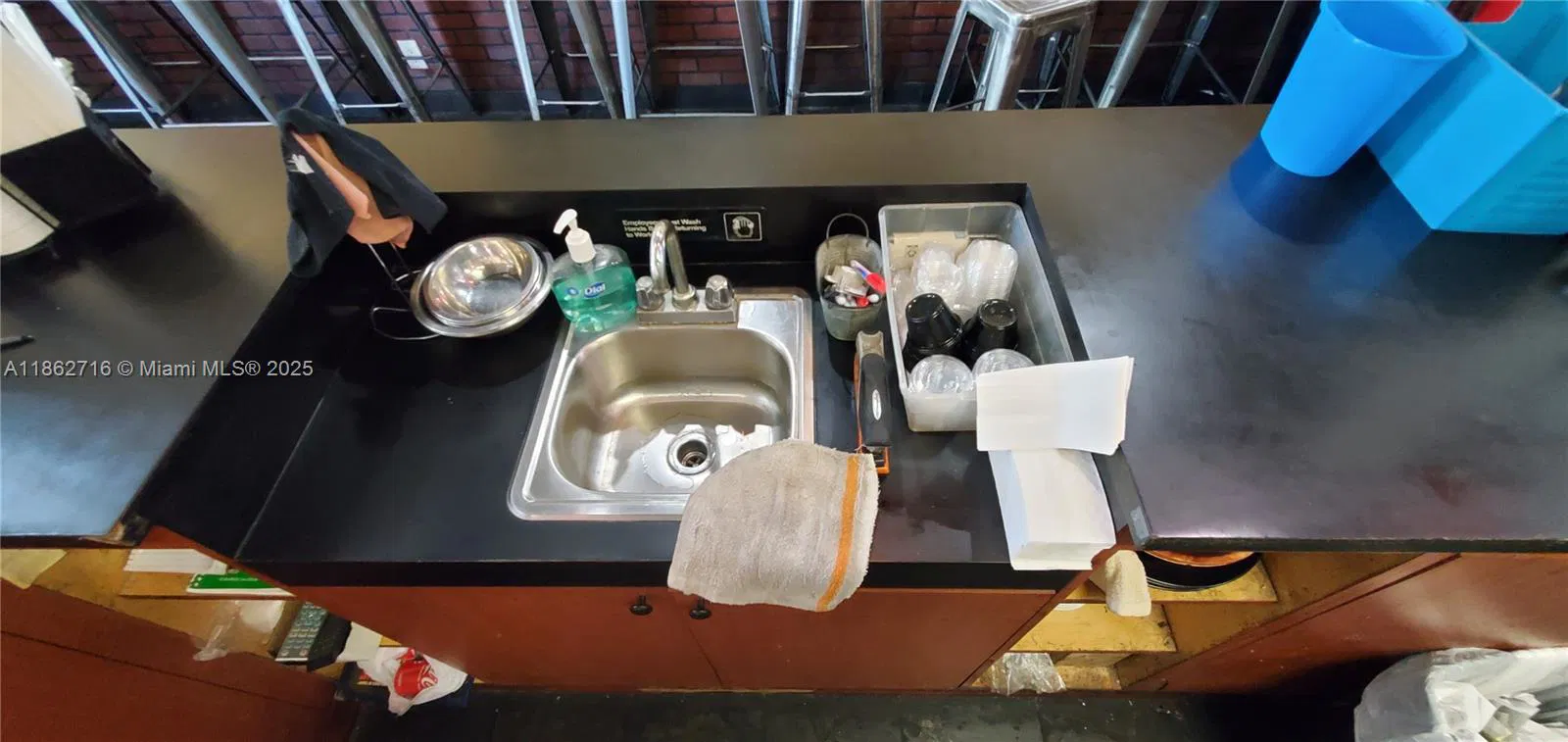 Turnkey Pizza Restaurant with Strong Customer Reviews