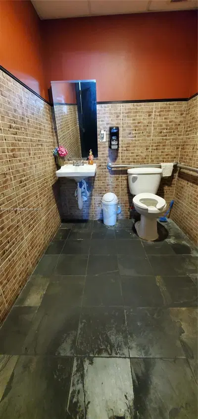 Turnkey Pizza Restaurant with Strong Customer Reviews