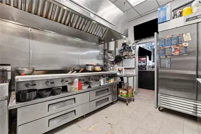 Turnkey Restaurant with Prime Shopping Center Location