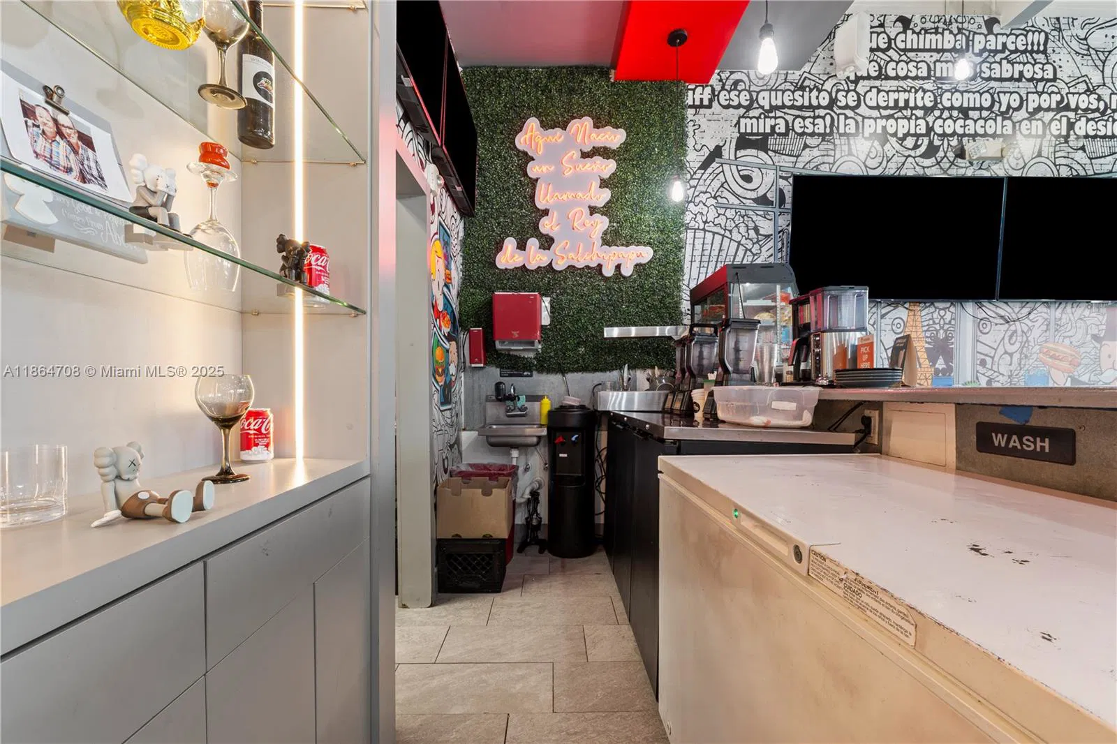 Turnkey Restaurant with Prime Shopping Center Location