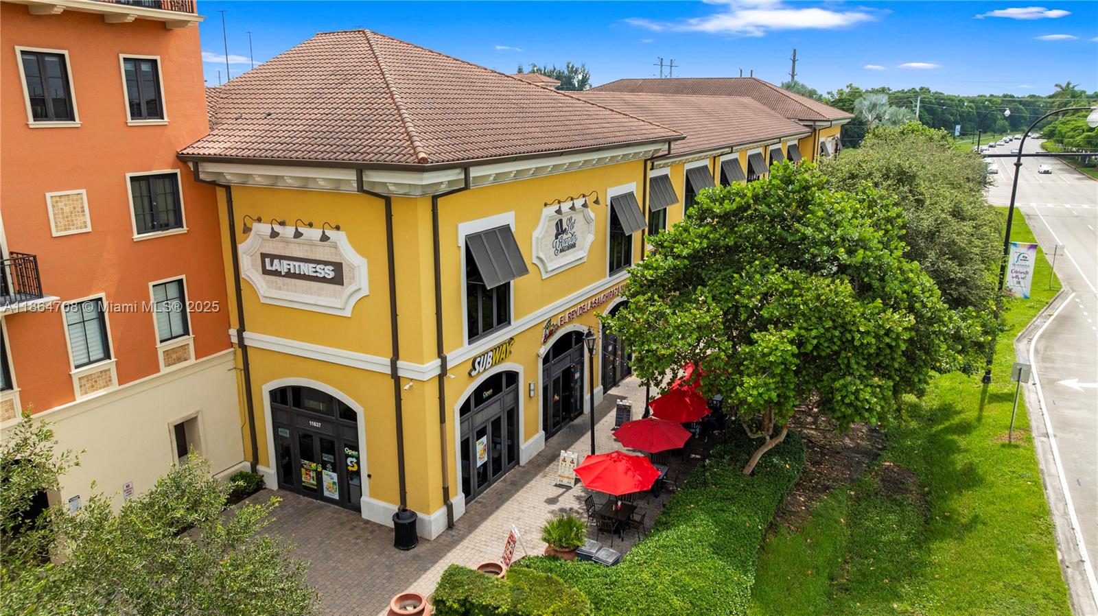 Turnkey Restaurant with Prime Shopping Center Location