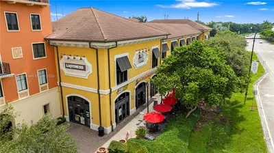 Turnkey Restaurant with Prime Shopping Center Location