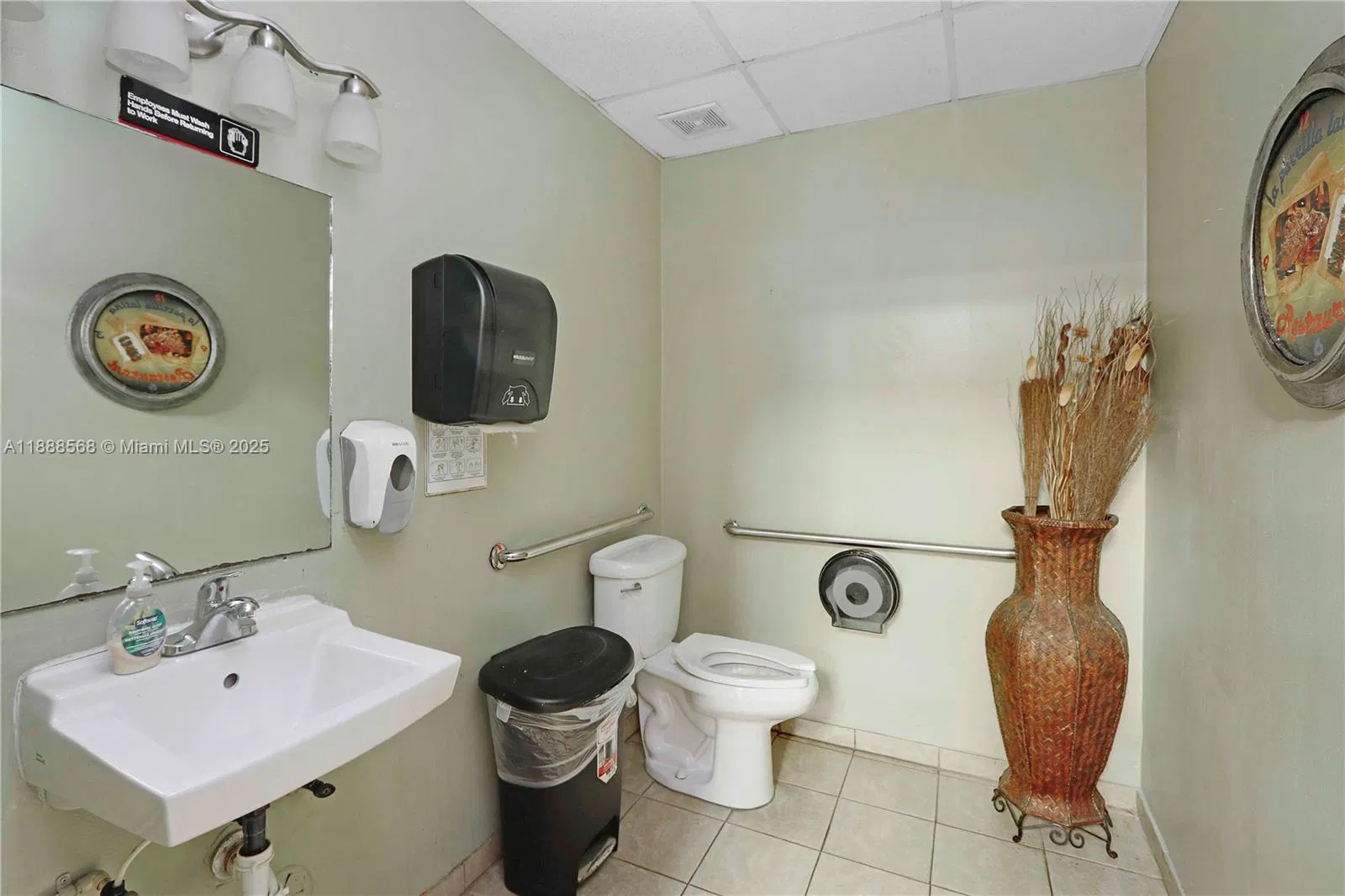 Iconic Colombian Restaurant with a Prime Location