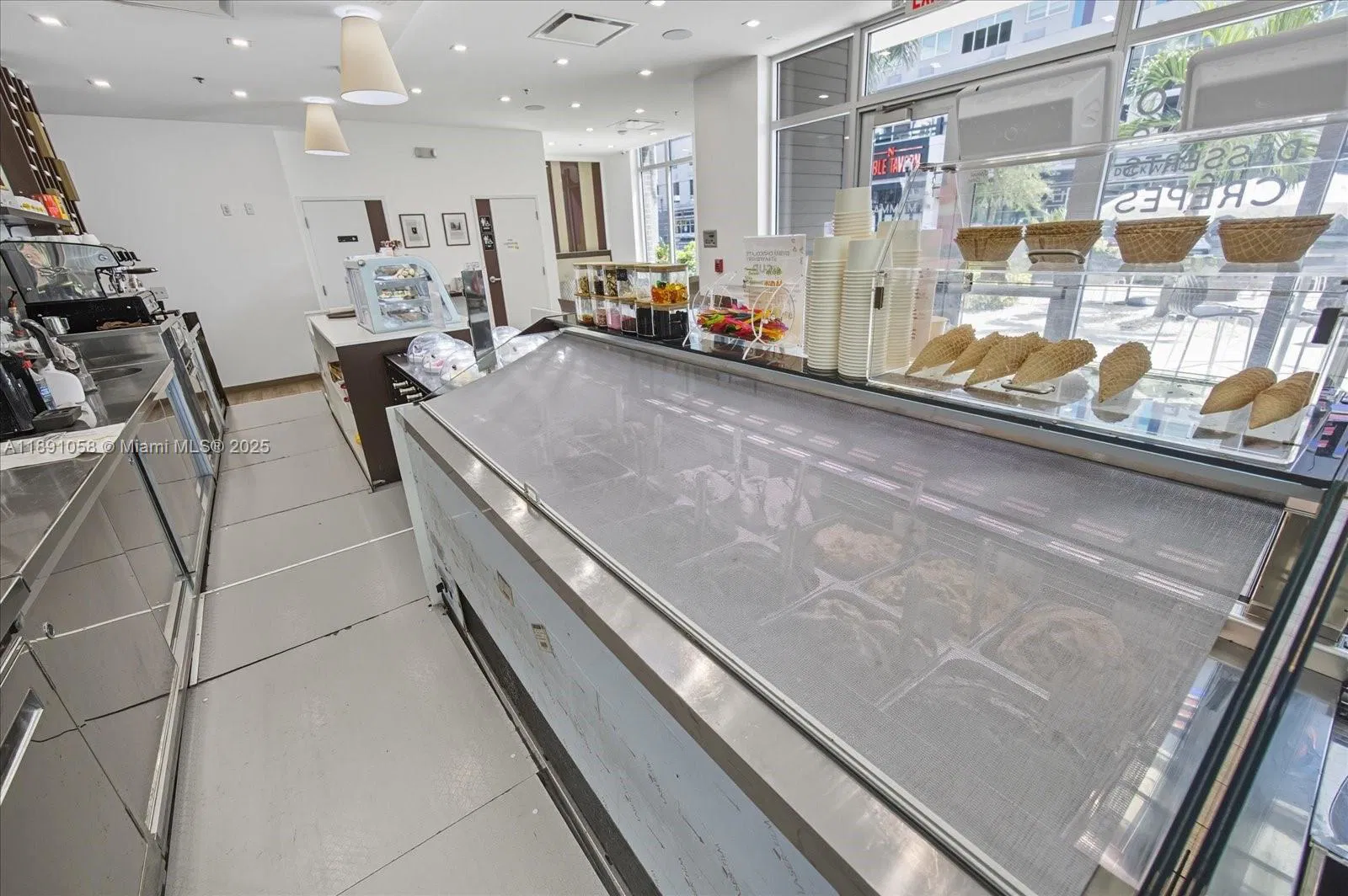 Thriving Gelato Shop with Prime Cultural Attraction Proximity