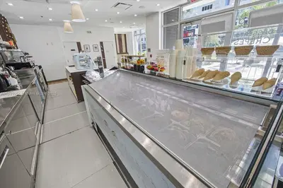 Thriving Gelato Shop with Prime Cultural Attraction Proximity