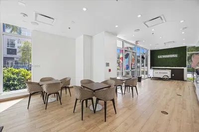 Thriving Gelato Shop with Prime Cultural Attraction Proximity