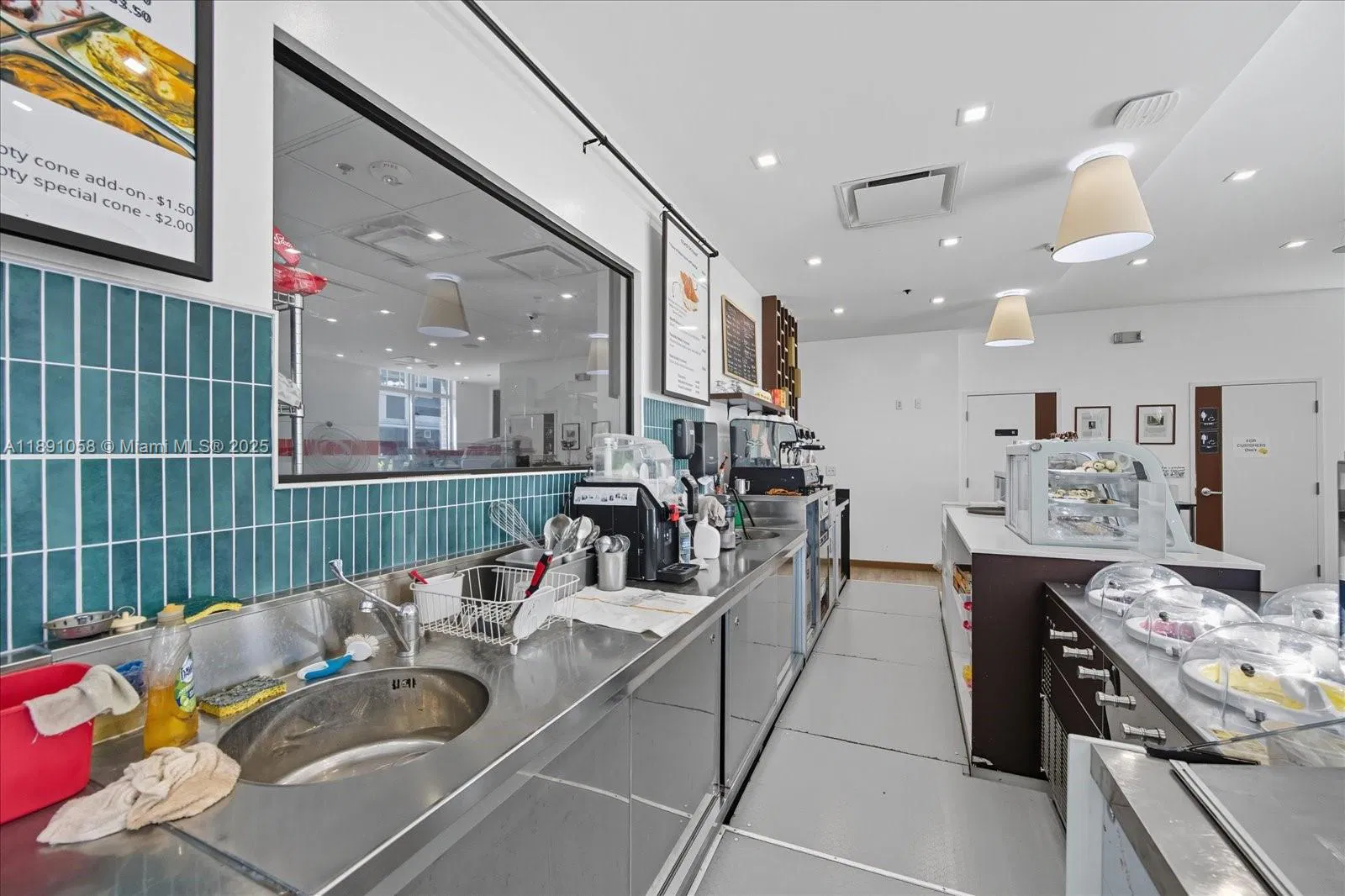 Thriving Gelato Shop with Prime Cultural Attraction Proximity