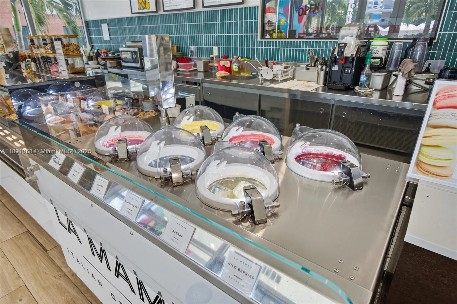 Thriving Gelato Shop with Prime Cultural Attraction Proximity