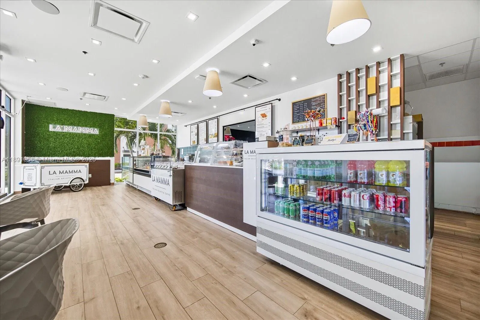 Thriving Gelato Shop with Prime Cultural Attraction Proximity