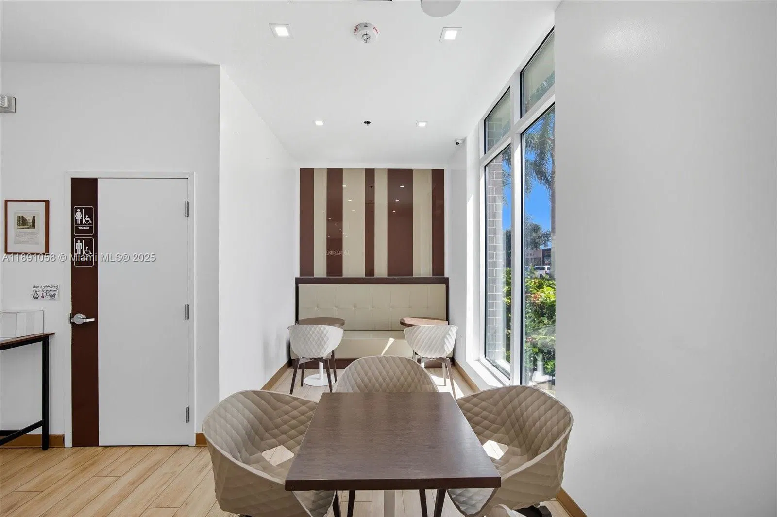 Thriving Gelato Shop with Prime Cultural Attraction Proximity