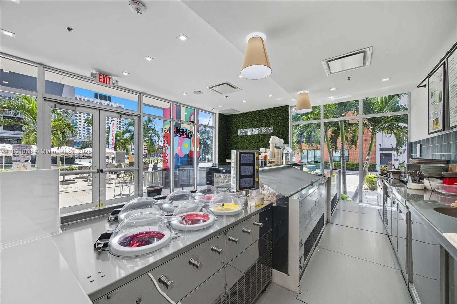 Thriving Gelato Shop with Prime Cultural Attraction Proximity