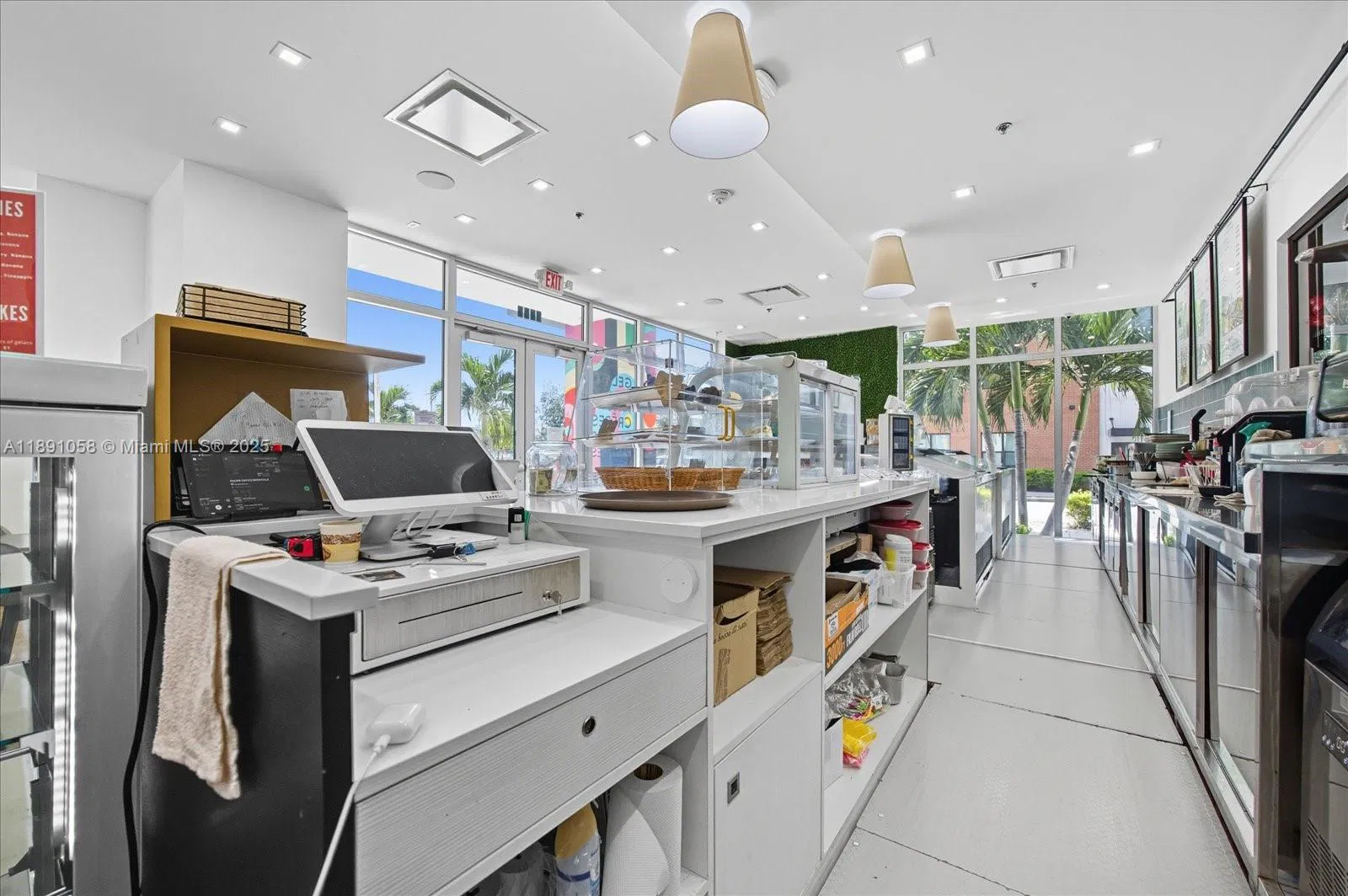 Thriving Gelato Shop with Prime Cultural Attraction Proximity