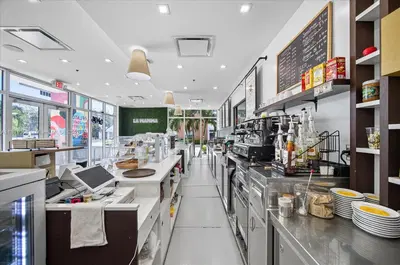 Thriving Gelato Shop with Prime Cultural Attraction Proximity