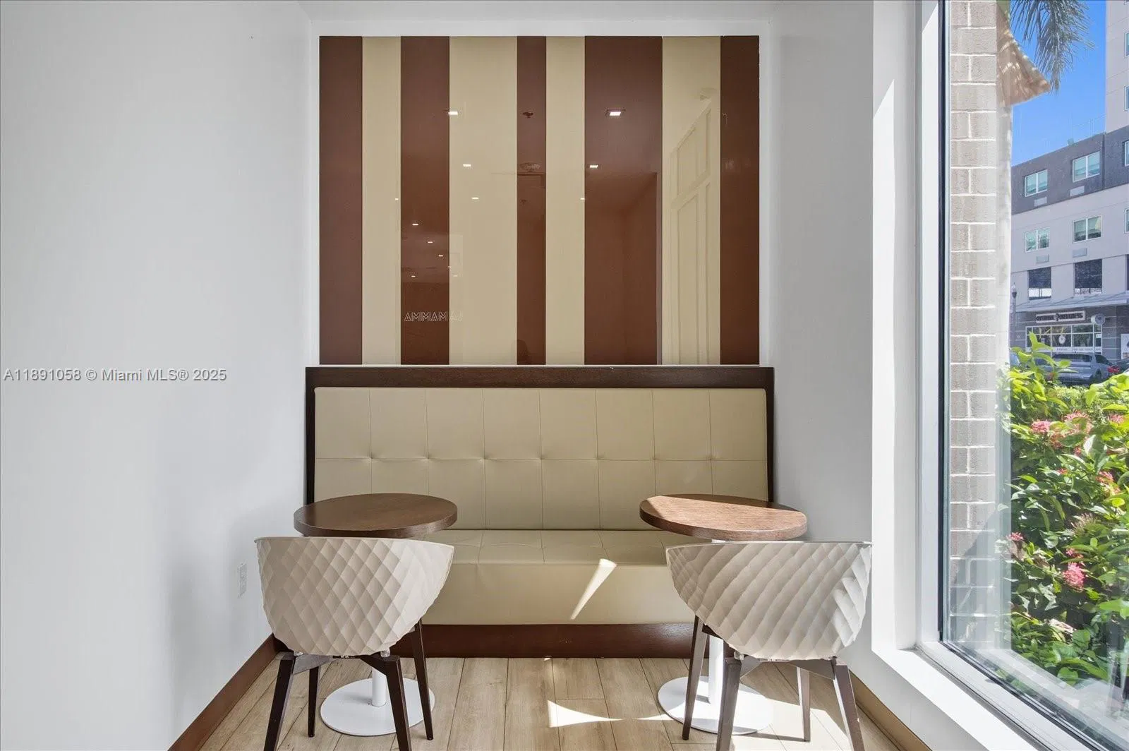 Thriving Gelato Shop with Prime Cultural Attraction Proximity