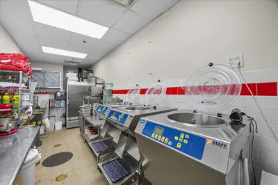 Thriving Gelato Shop with Prime Cultural Attraction Proximity