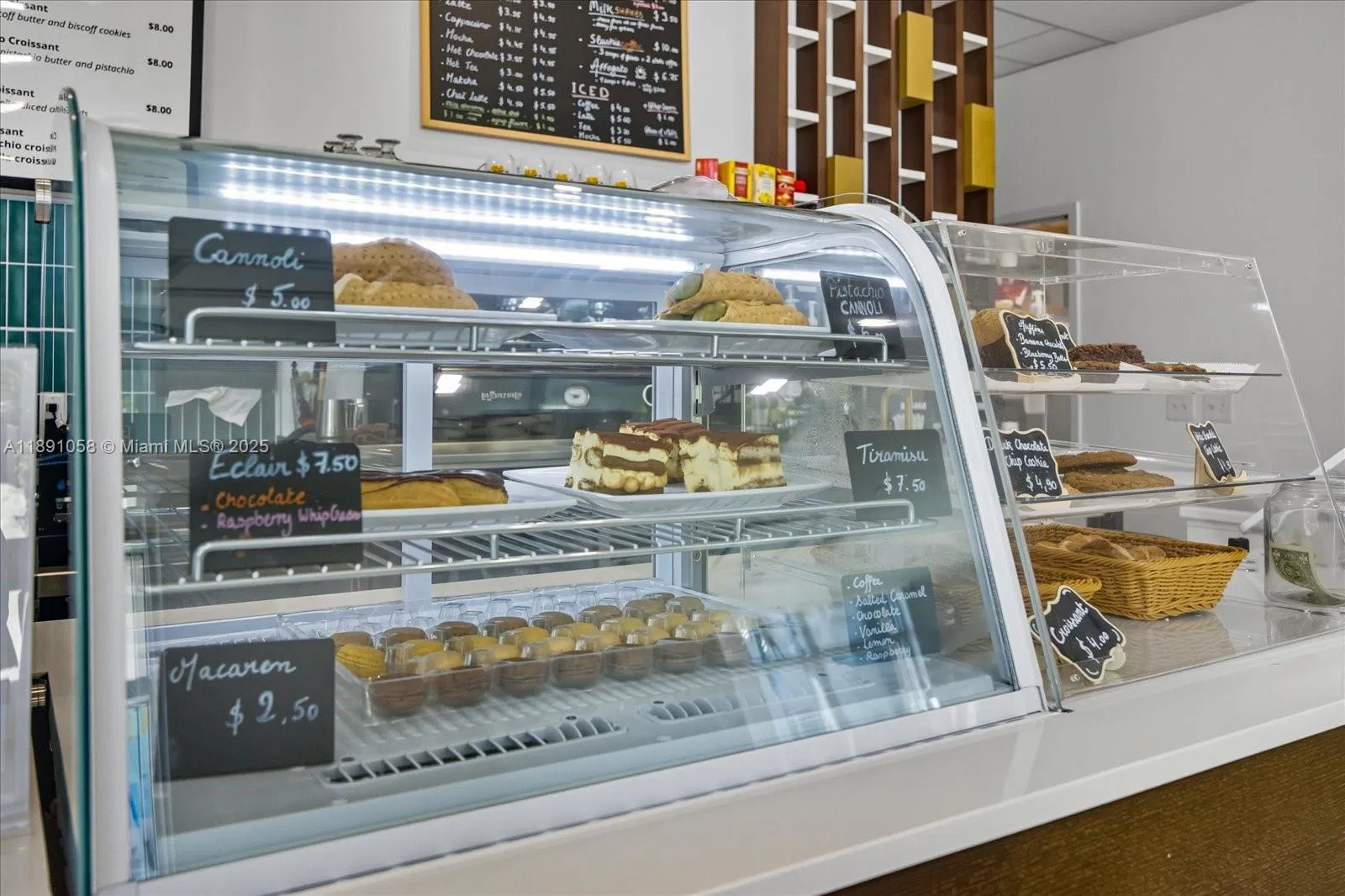 Thriving Gelato Shop with Prime Cultural Attraction Proximity