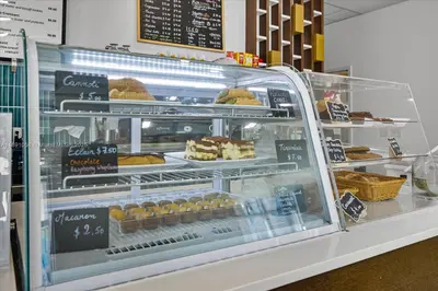 Thriving Gelato Shop with Prime Cultural Attraction Proximity