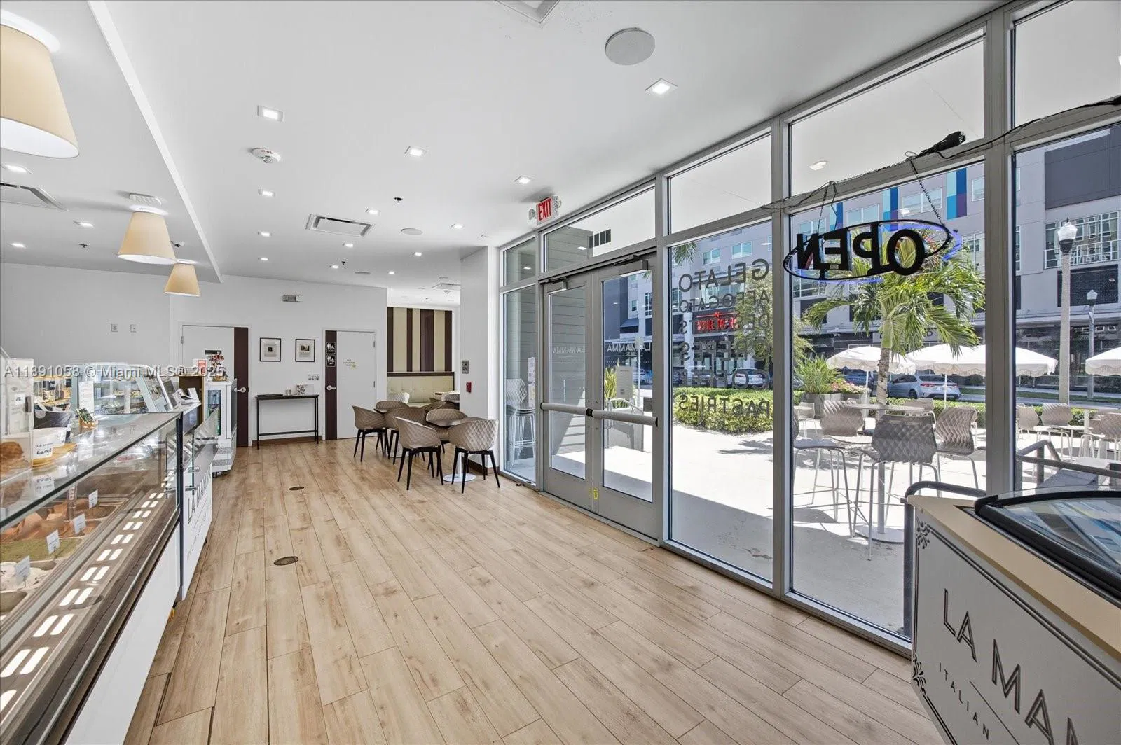 Thriving Gelato Shop with Prime Cultural Attraction Proximity