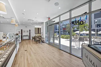 Thriving Gelato Shop with Prime Cultural Attraction Proximity