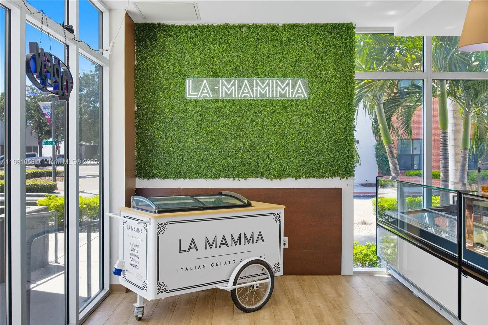 Thriving Gelato Shop with Prime Cultural Attraction Proximity