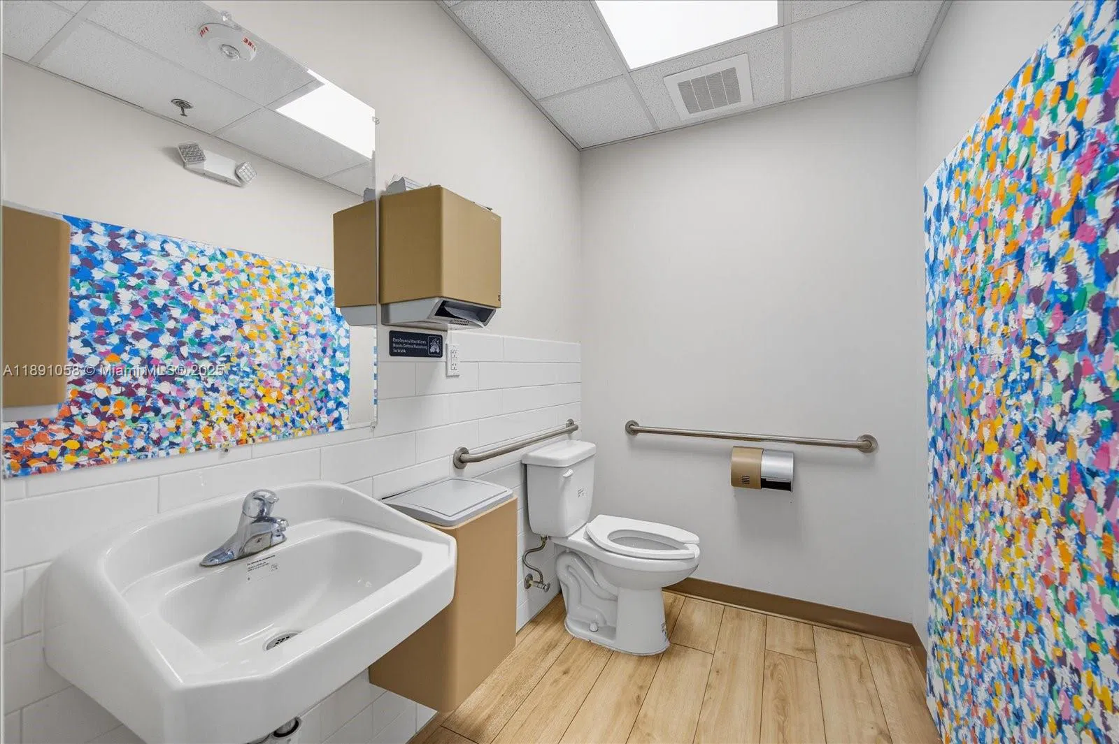 Thriving Gelato Shop with Prime Cultural Attraction Proximity