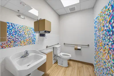 Thriving Gelato Shop with Prime Cultural Attraction Proximity