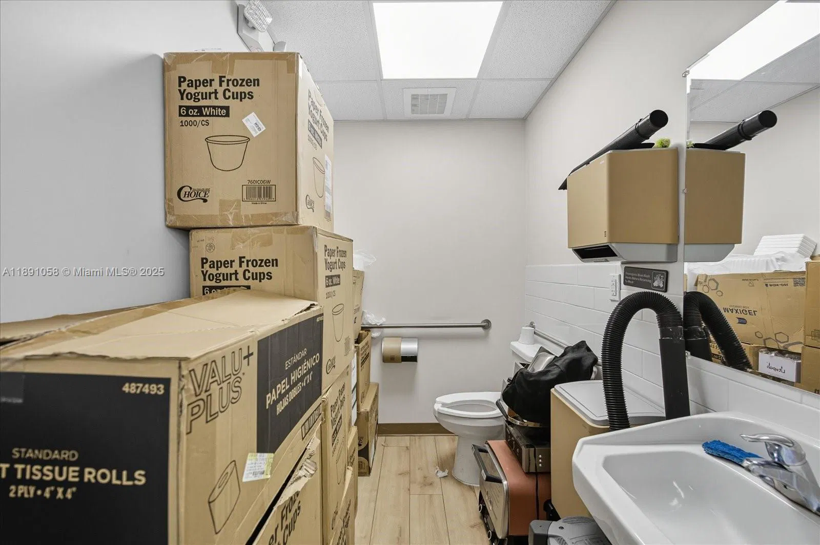 Thriving Gelato Shop with Prime Cultural Attraction Proximity