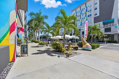 Thriving Gelato Shop with Prime Cultural Attraction Proximity