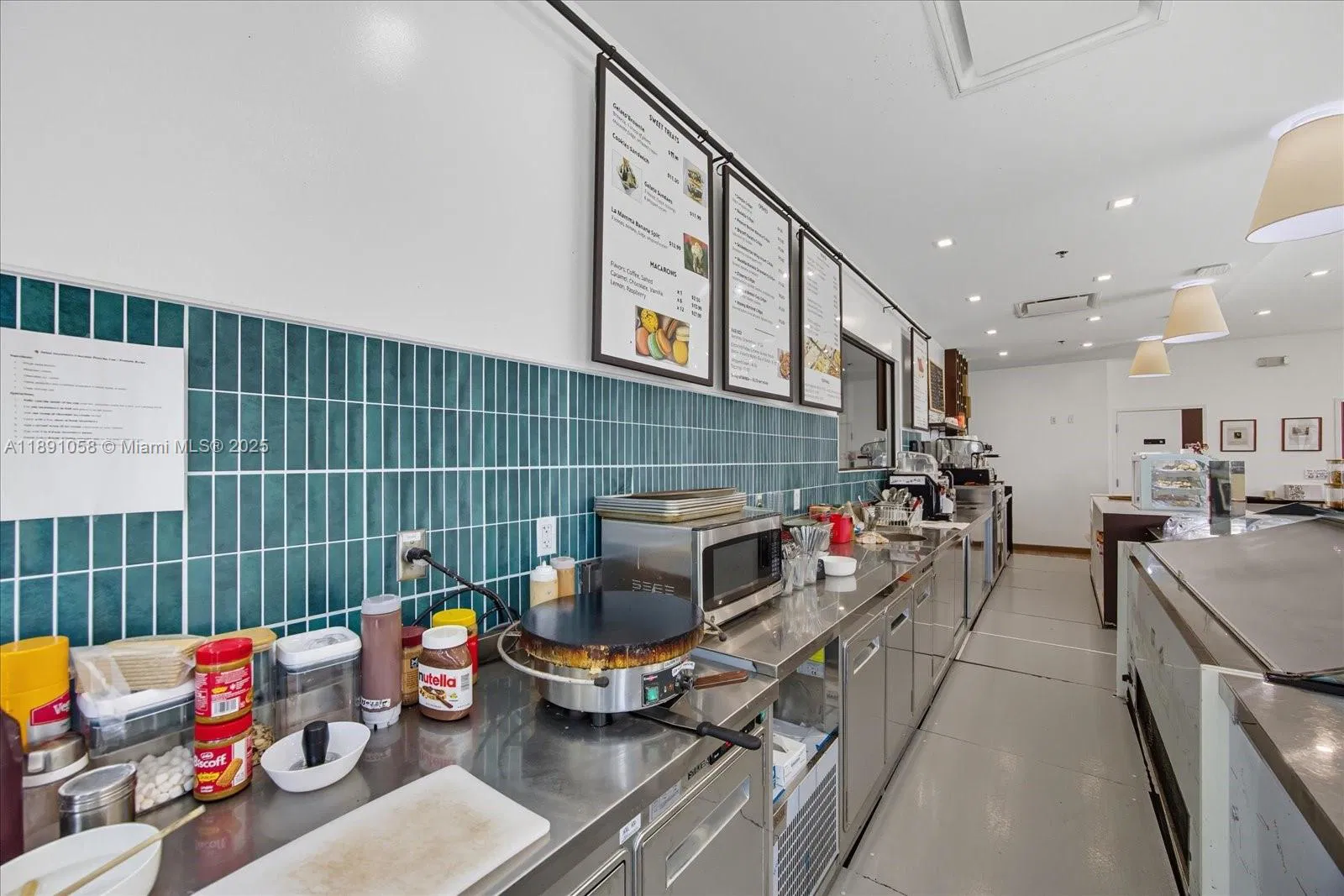 Thriving Gelato Shop with Prime Cultural Attraction Proximity