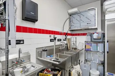 Thriving Gelato Shop with Prime Cultural Attraction Proximity