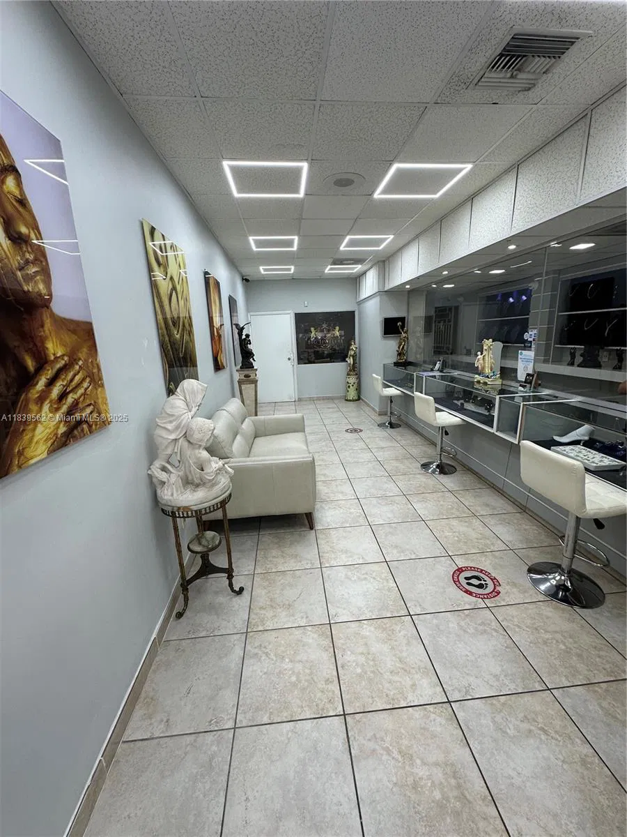 Niche Jewelry Store with Rare Pawn License