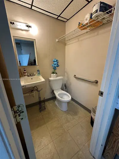 Niche Jewelry Store with Rare Pawn License