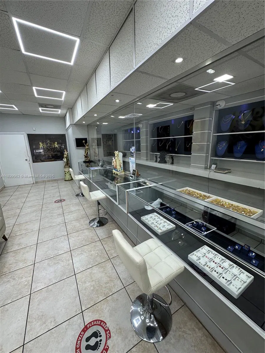 Niche Jewelry Store with Rare Pawn License