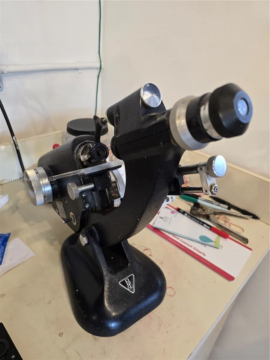 Established Optical Shop with Flexible Lease Terms